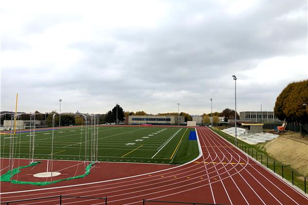 Aanleg sportpark met kunstgrasveld voor voetbal, American football en rugby en atletiekpiste (4.500 m2) - Sportinfrabouw NV